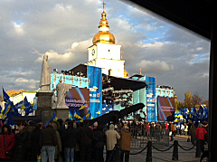 Die große Bühne mit gelb-blauen Fahnen